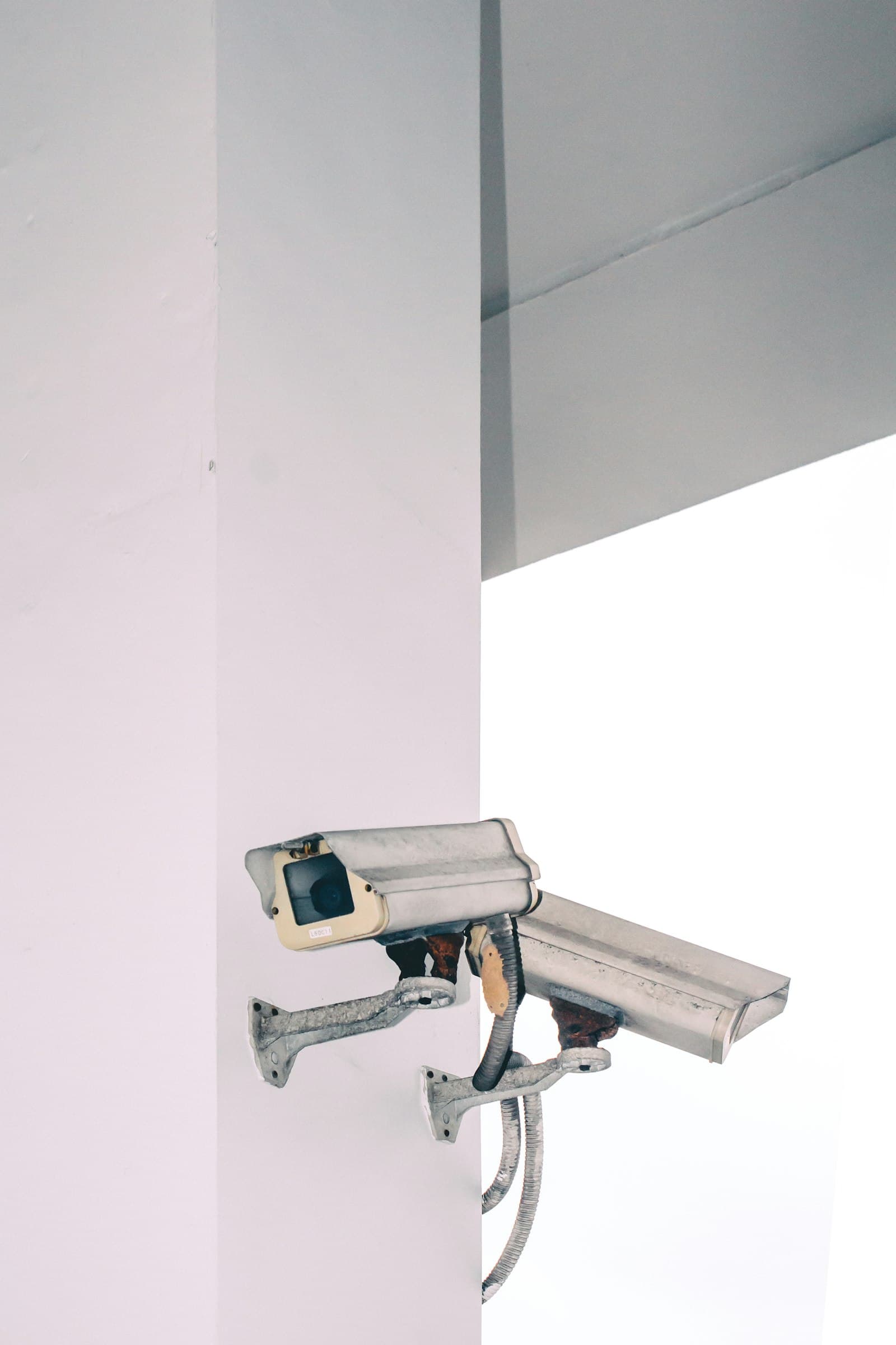 Beveiligingscamera bevestigd aan een muur