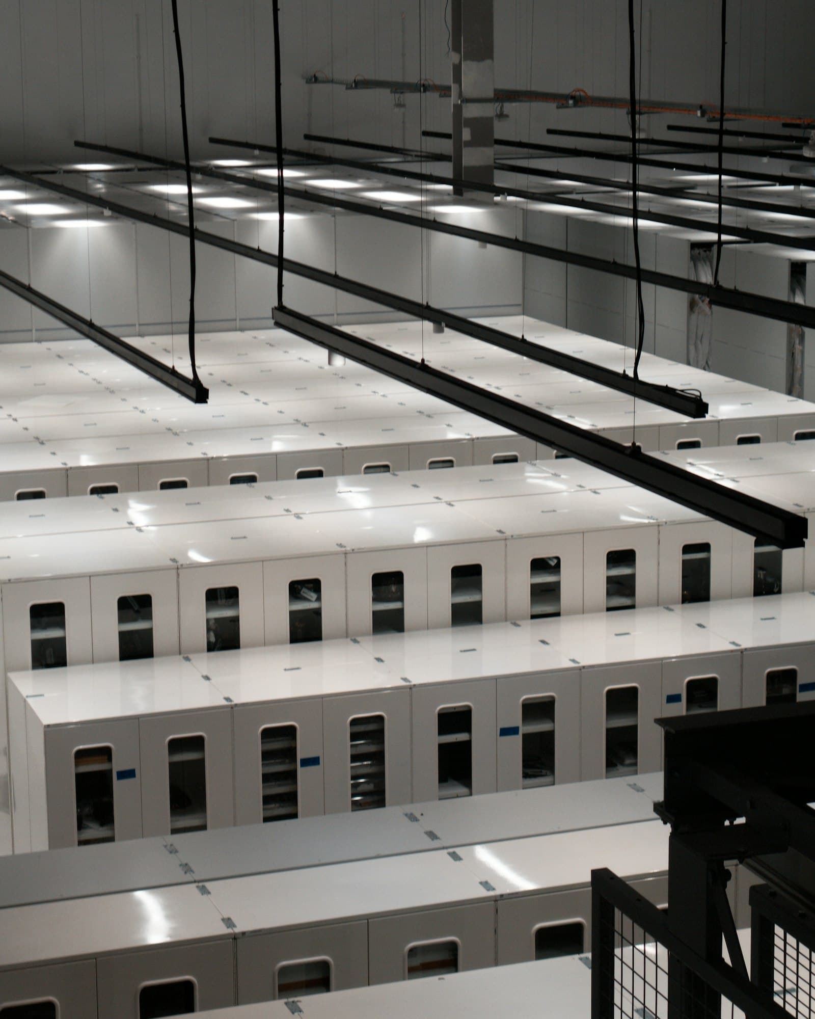 Serverruimte met rijen datacenterkasten