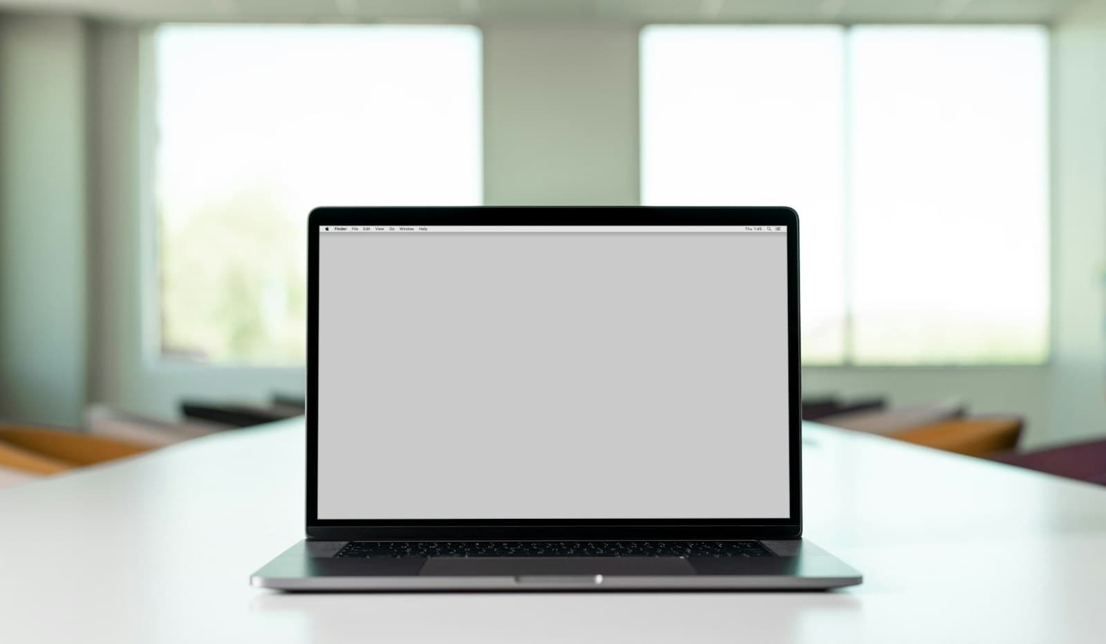Laptop klaar voor gebruik op een tafel